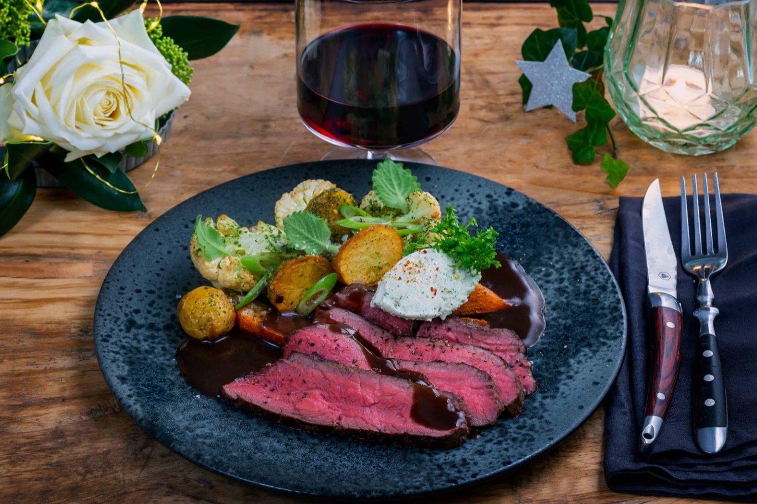 Riistafileetä parmesankreemillä ja punaviinikastikkeella