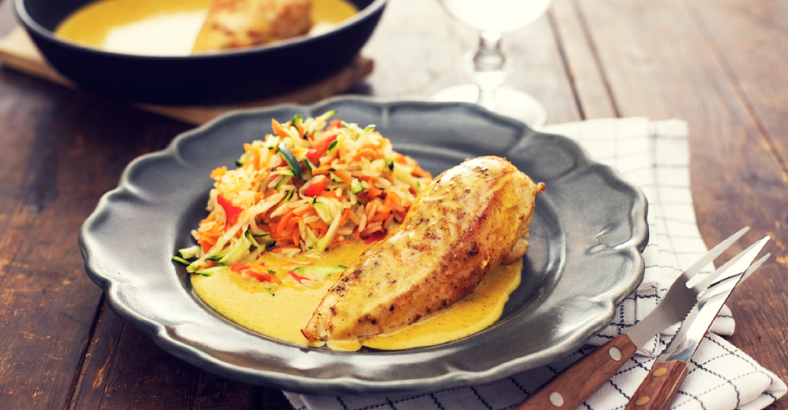 Currybroileri, mangokastike ja vihannesriisi