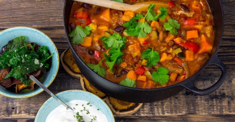Mausteinen chili-kasvispata on herkullinen arkiruoka täynnä kasvisvoimaa! Padassa maistuu juustokumina