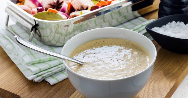Hummeri-mätikastike on helppo lisuke paistetulle lohelle. Täyteläisessä kastikkeessa maistuu raikas appelsiini ja herkullinen Hummerifondi.