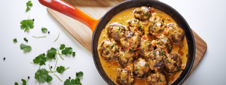 Mausteiset lihapullat tomaattikastikkeessa tuovat keittiöön palan Intiaa. Lihapullissa maistuu chili