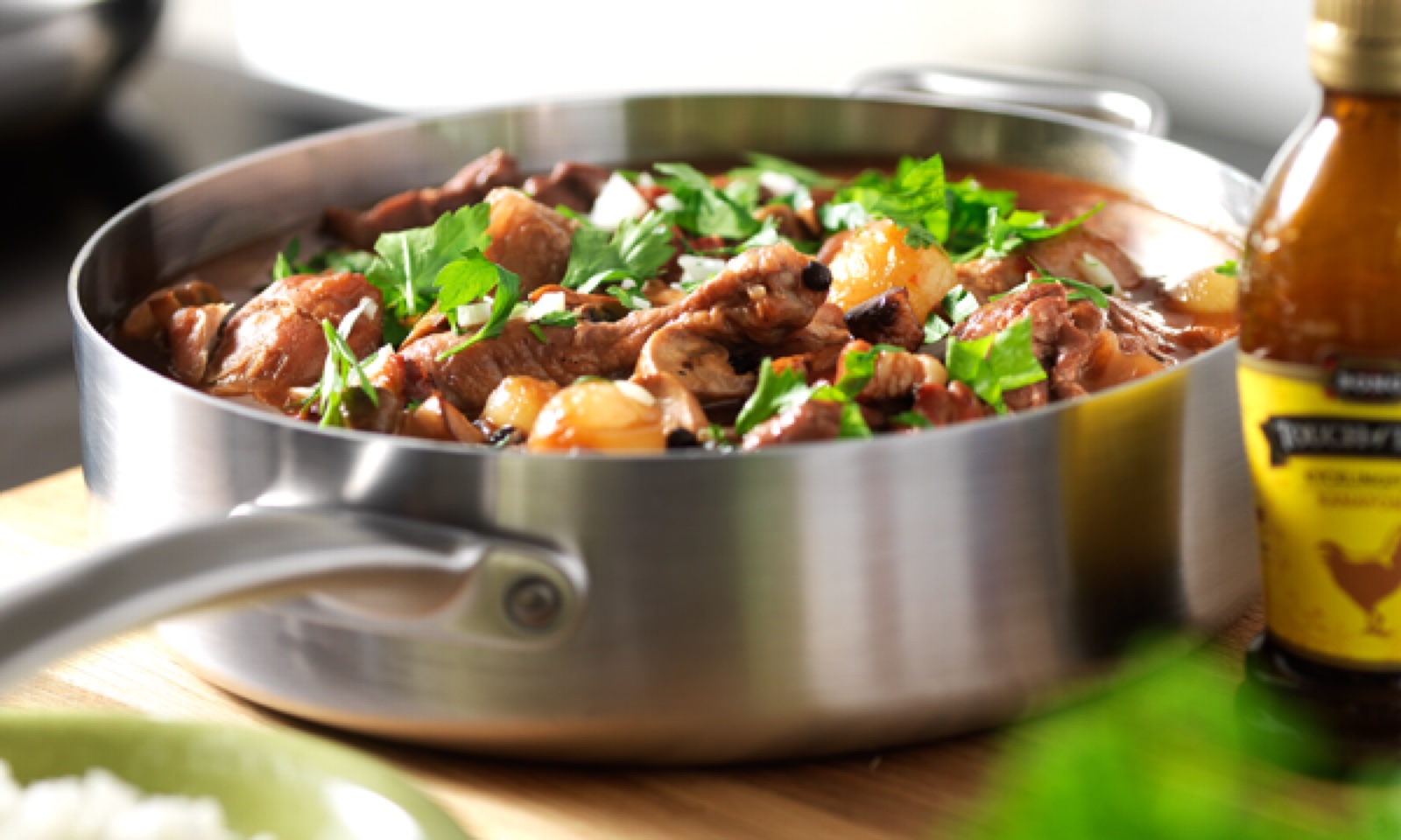 Tämä klassinen ranskalainen broileriruoka on monen herkkusuun suosikki! Padassa maistuu punaviini