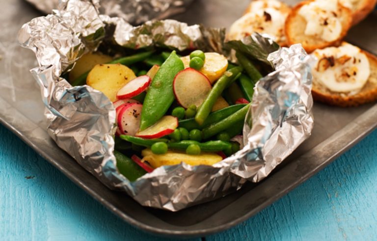 Kaikki hyvä tulee pienessä paketissa! Kokeile lämmintä wasabi-maustettua salaattia lämpimien vuohenjuustobruschettojen kanssa.