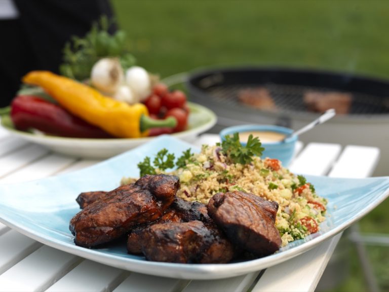 Grillattu porsaansisäfilee, bulgursalaatti ja BBQ-kastike