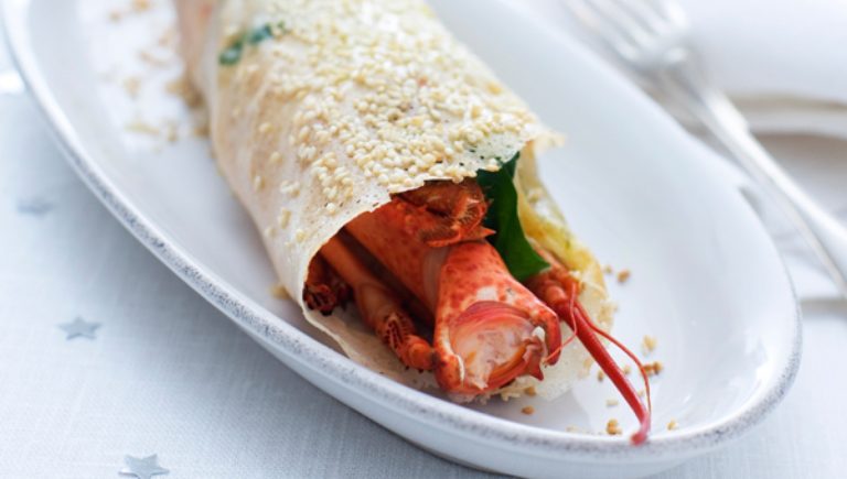 Filotaikinaan käärittyä hummeria curryvoissa