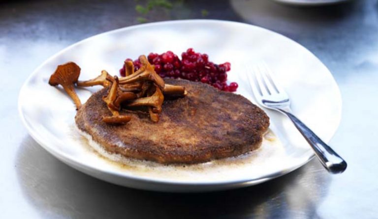 Syksyinen Riista-Wallenberg syntyy hirven jauhelihasta ja maustetaan Touch of Taste Riistafondilla. Tarjoile voissa paistettujen kantarellien kanssa!
