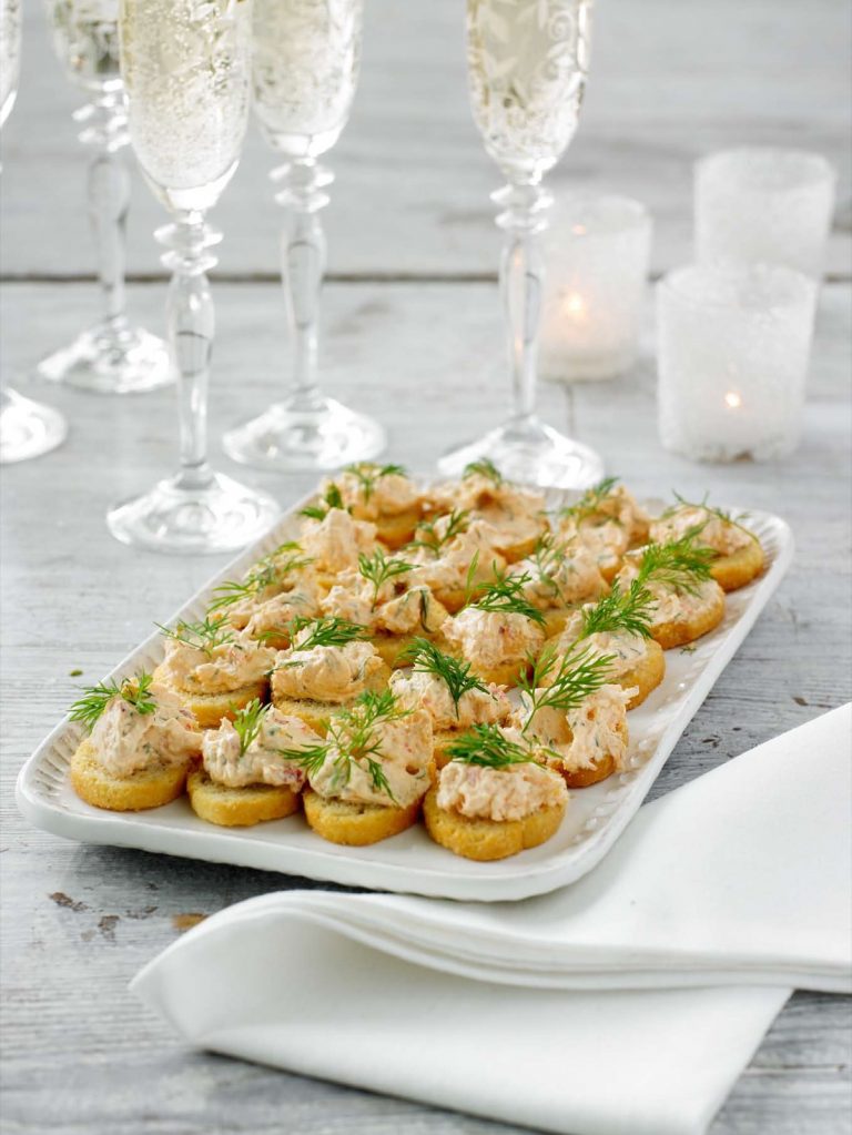 Crostinit hummeri-raputuorejuustolla