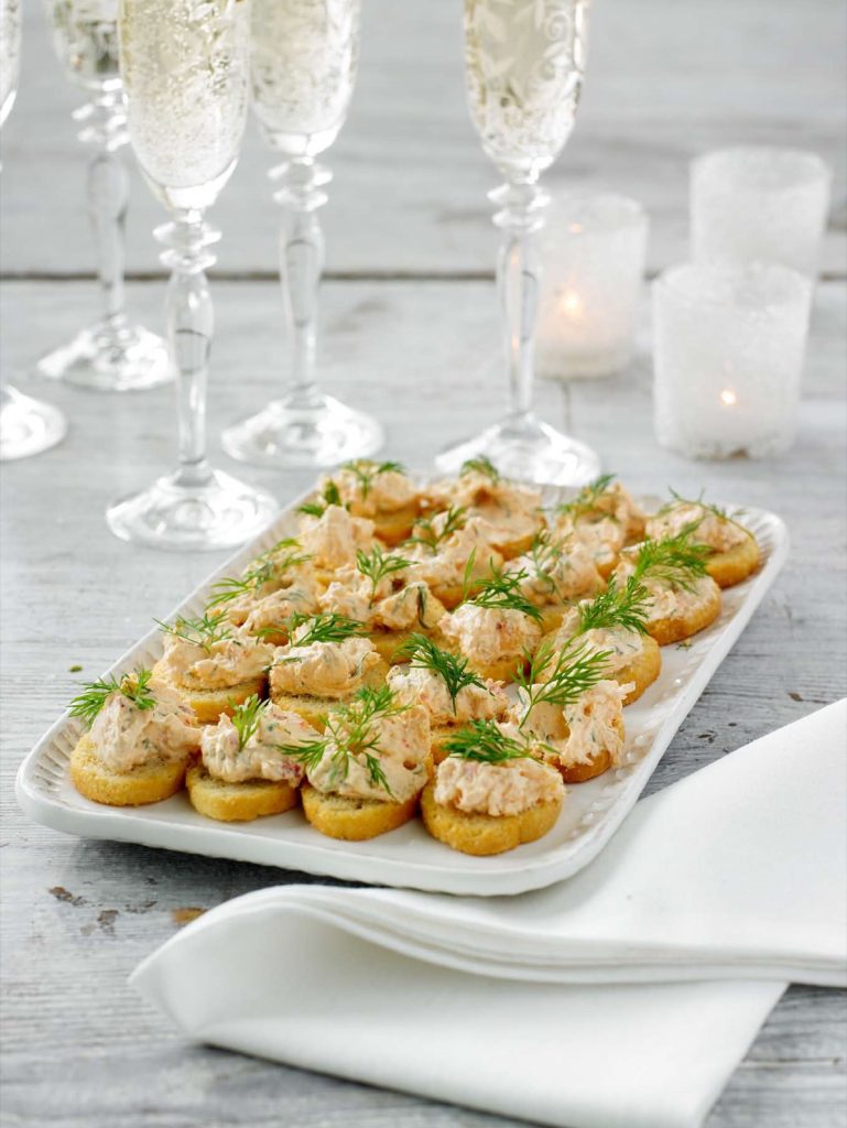Crostinit hummeri-raputuorejuustolla