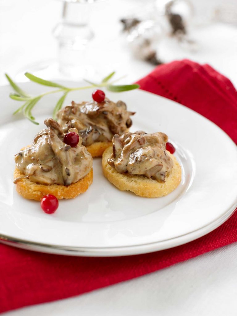 Hurmaava alku- tai cocktailpala syksyn juhliin. Rapea crostini täydentää kantarellien herkkää makua huomiota varastamatta. Koristele puolukoilla!