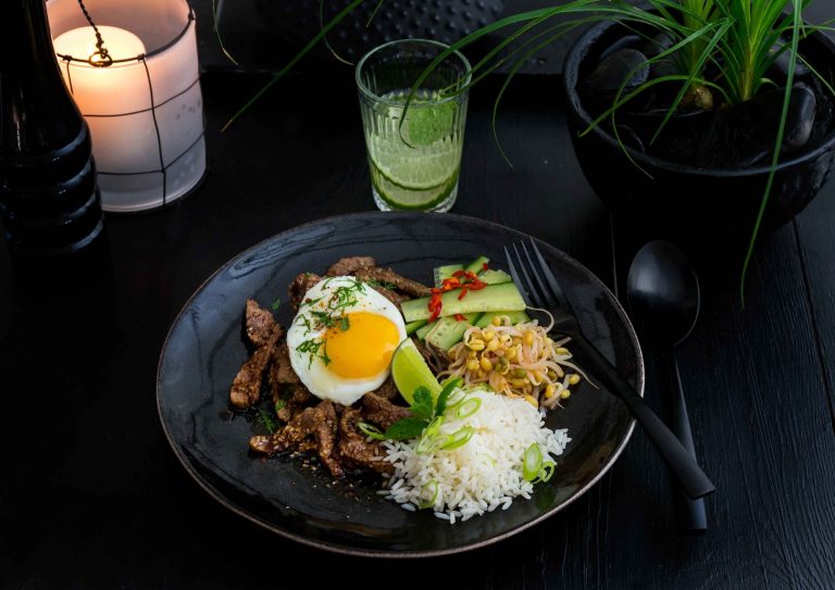 Bibimbap on suosittu korealainen ruokalaji