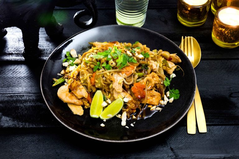 Pad Thai eli paistetut nuudelit ovat perinteinen thaimaalainen nuudeliruoka