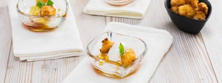 Herkullisessa ananasjälkiruoassa tuoksuu Karibia! Makea ananas viimeistellään tummalla rommilla ja annos tarjoillaan kookospaistoksen kanssa.