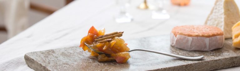 Makea ja mausteinen päärynä-luumuchutney on erinomainen lisuke lihalle ja juustoille! Chutneyssä maistuu chili