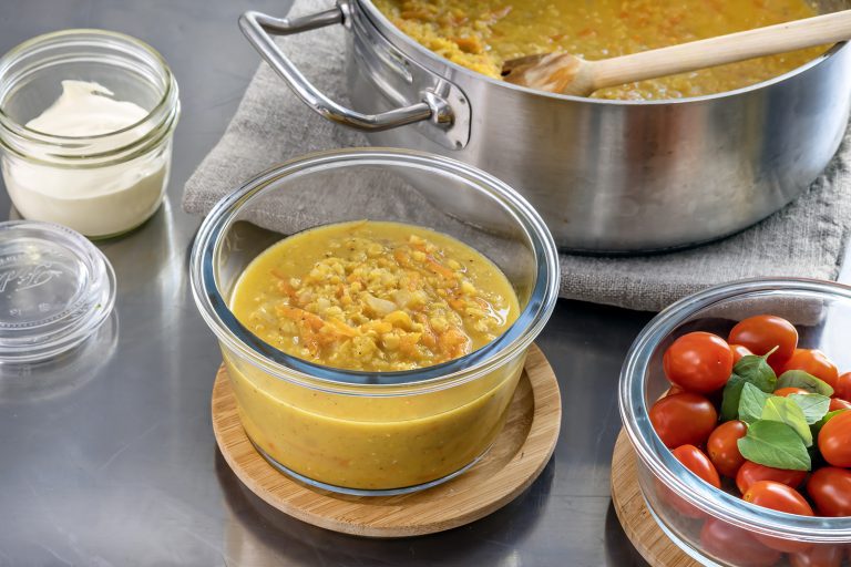 Daal punaisilla linsseillä ja kookosmaidolla