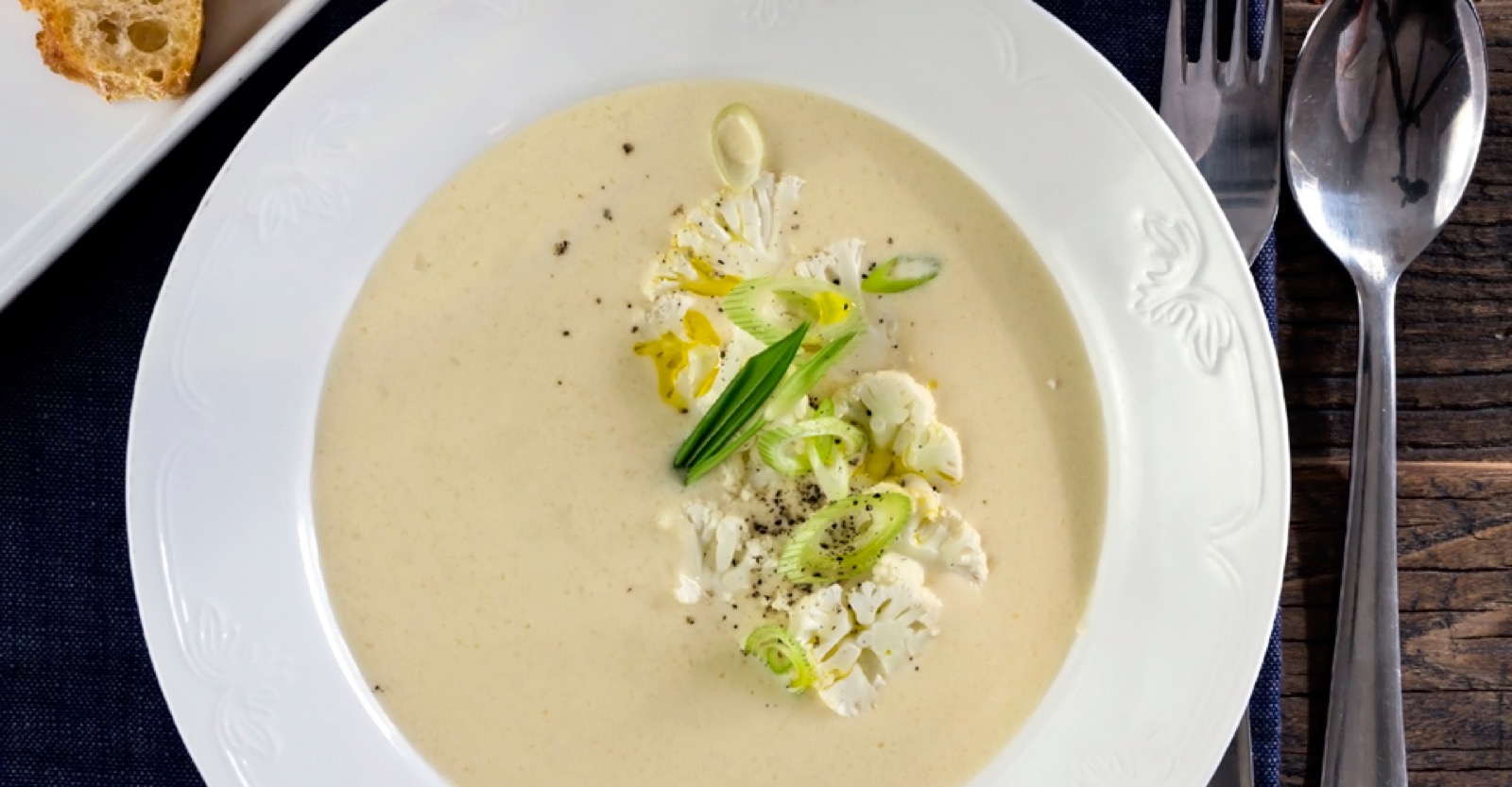Herkullinen ja terveellinen sosekeitto syntyy maukkaasta kukkakaalista. Viimeistele samettinen keitto Touch of Taste fondilla!