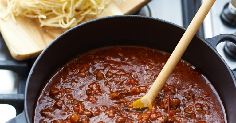 Maukas bolognese syntyy myös soijarouheesta. Tämä kasvisruoka maustetaan juustokuminalla