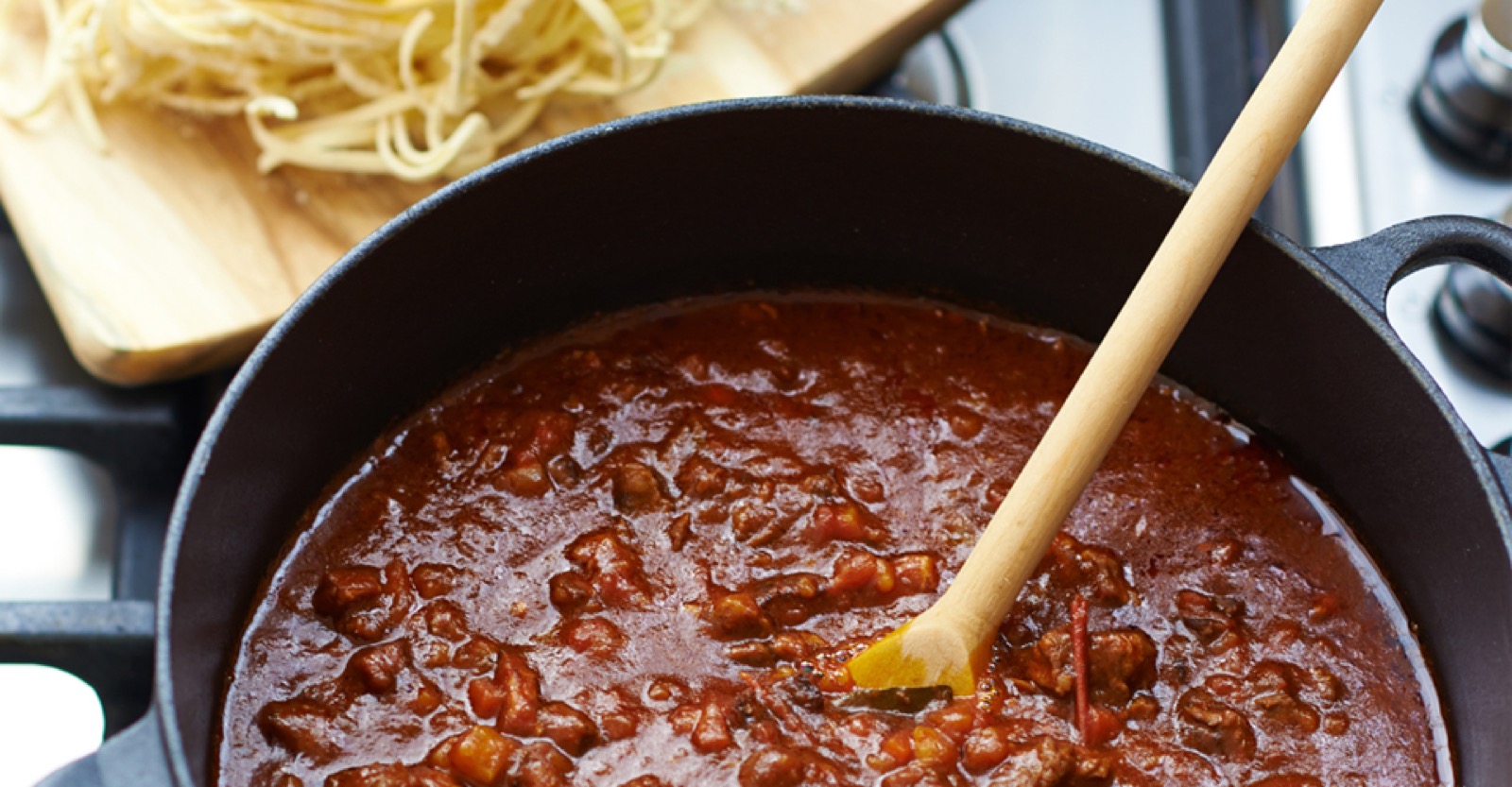 Maukas bolognese syntyy myös soijarouheesta. Tämä kasvisruoka maustetaan juustokuminalla
