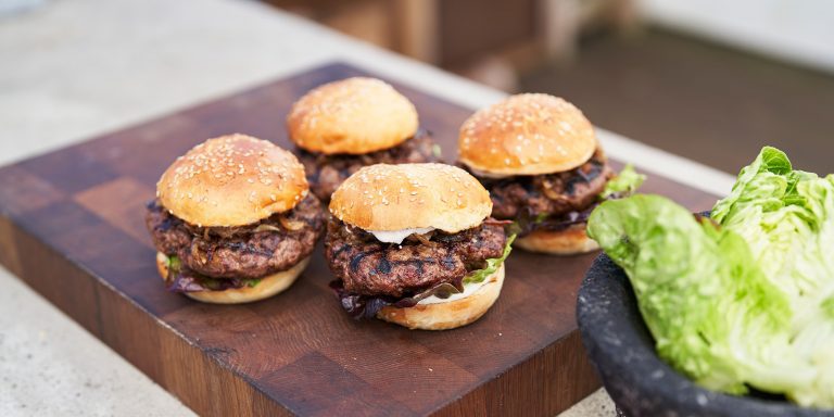 Grillade hamburgare med karamelliserad lok