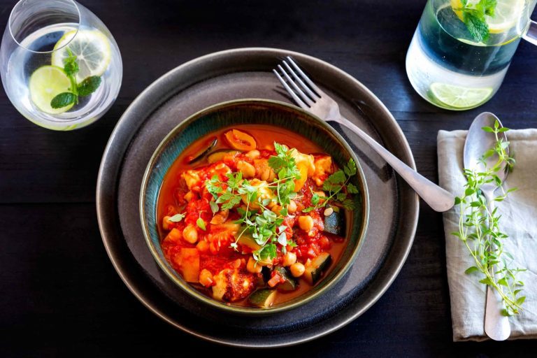 Vegetaarinen halloumi-kikhernepata sisältää paljon proteiinia