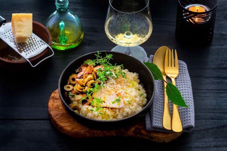 Lempeän makuinen kanarisotto saa uutta vivahdetta välimerellisistä oliiveista. Mausta Touch of Taste Kanafondilla.