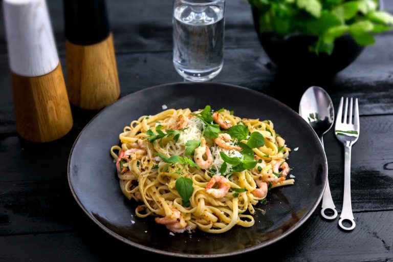 Herkullisen yksikertainen klassikkopasta maustetaan valkosipulilla ja chilillä. Viimeistele katkarapupasta parmesaanilla ja Kalafondilla.