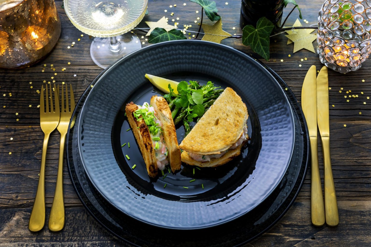 Klassinen toast skagen eli katkarapuleipä on herkullinen pikkusuolainen
