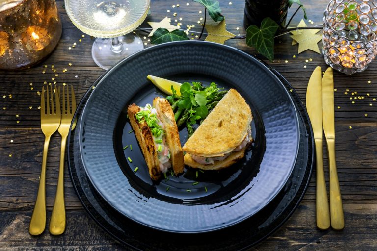 Klassinen toast skagen eli katkarapuleipä on herkullinen pikkusuolainen