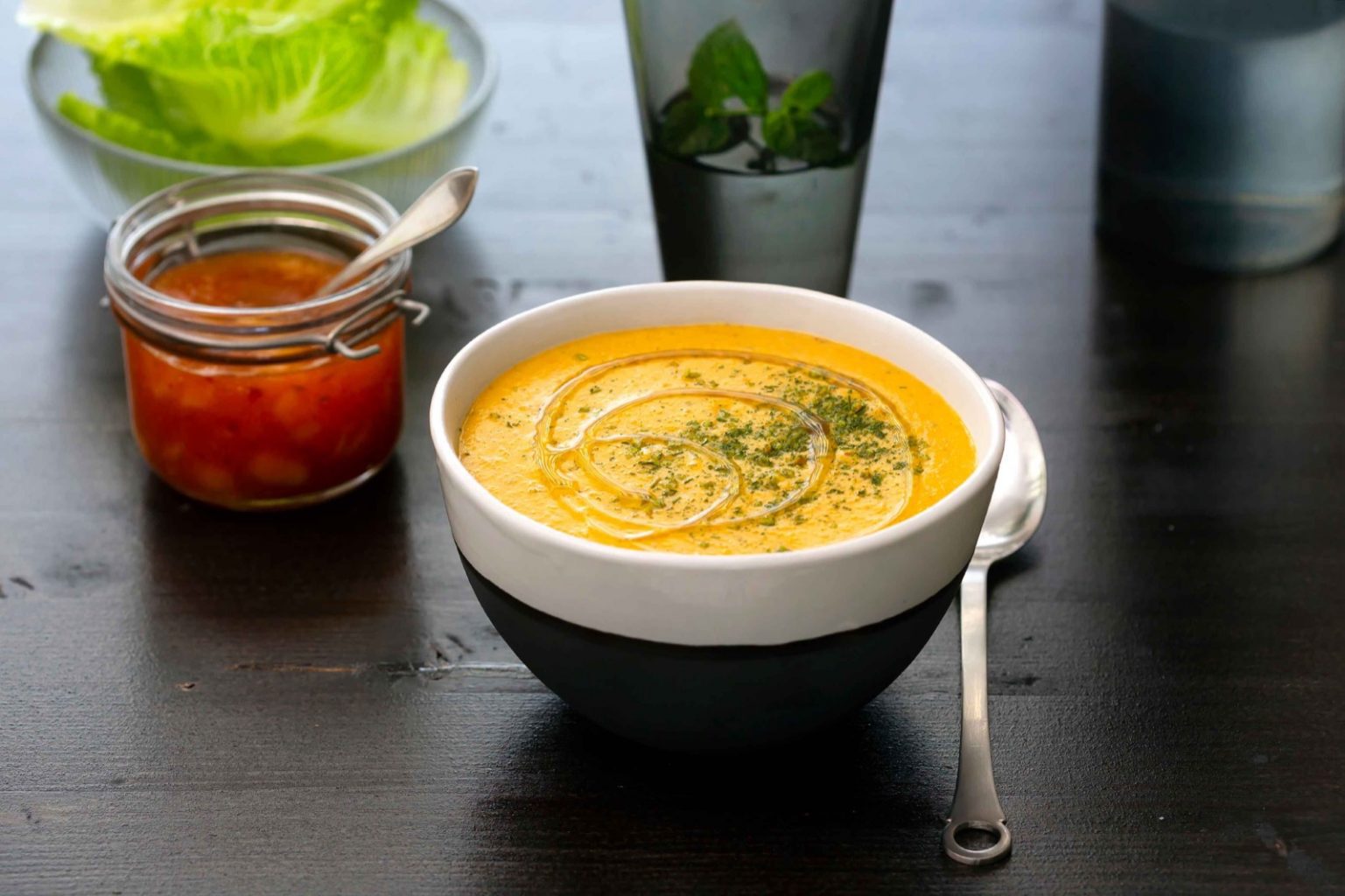 Pehmeän kookoksinen linssikeitto on mukavan mausteinen arkiruoka kasviksista. Tämä kasvisruoka maustetaan currytahnalla ja Touch of Taste Asian Red and Hot -fondilla.