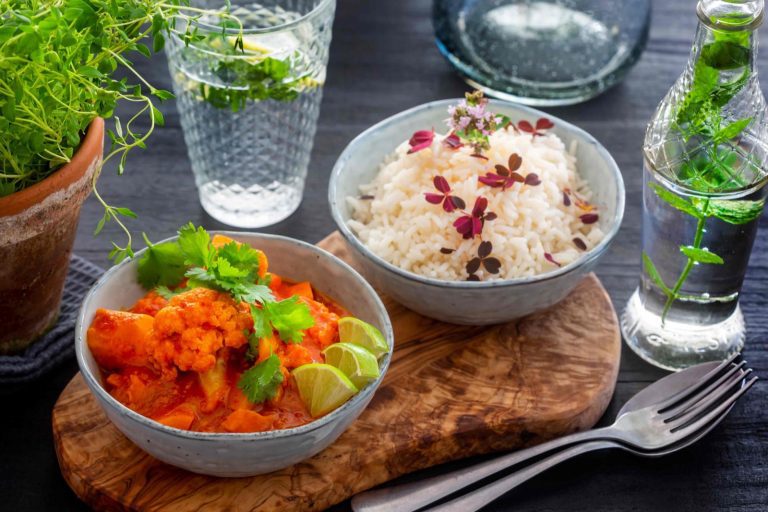 Mausteinen kurpitsacurry sopii lämmittämään syksyn ja talven viileitä kasvisruokapäiviä. Pata maustetaan curryllä
