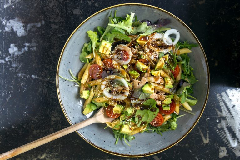 Broileri-pastasalaatti hoisinkastikkeen kanssa