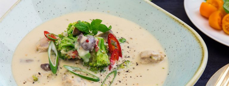 Aasialaisittain maustetussa broileri-keitossa maistuu herkullinen kookos