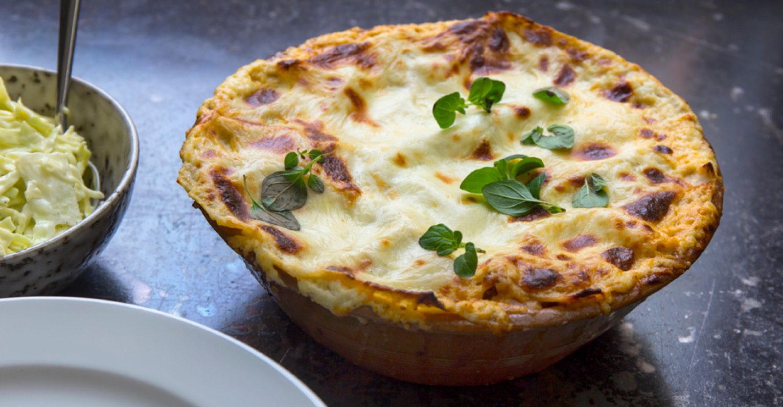 Lasagne on koko perheen suosikkiruoka suoraan Italiasta! Täydellisen pehmeä lasagne syntyy haudutetusta jauhelihakastikkeesta ja juustokastikkeesta.