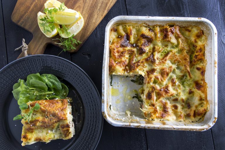 Pinaattinen lohi-parsalasagne on herkullinen vuokaruoka