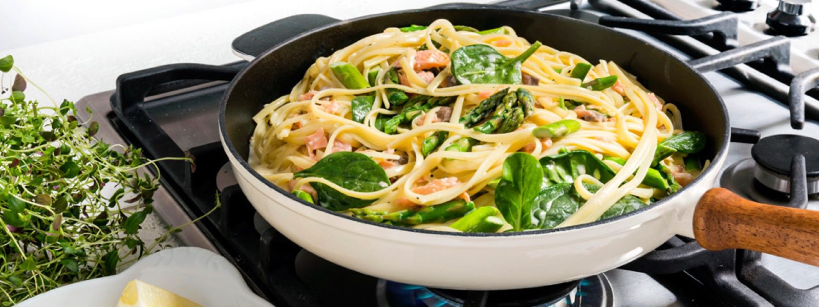 Kermainen savulohipasta saa seurakseen vihreää parsaa ja herkullista pinaattia. Mausta täyteläinen kastike Touch of Taste Kalafondilla.