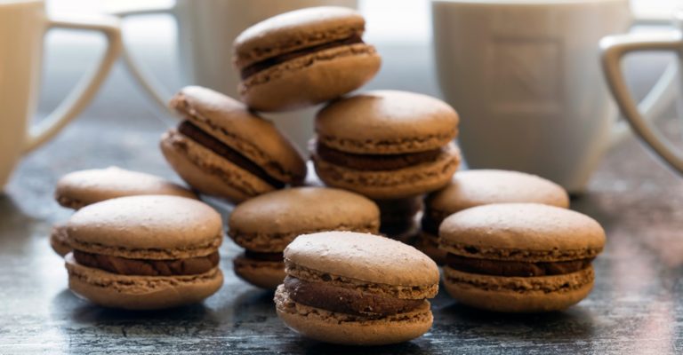 Ihanat macaron-leivokset ovat kotoisin herkkusuiden Ranskasta. Nämä haastavat pienet leivonnaiset täytetään taivaallisella suklaatäytteellä.
