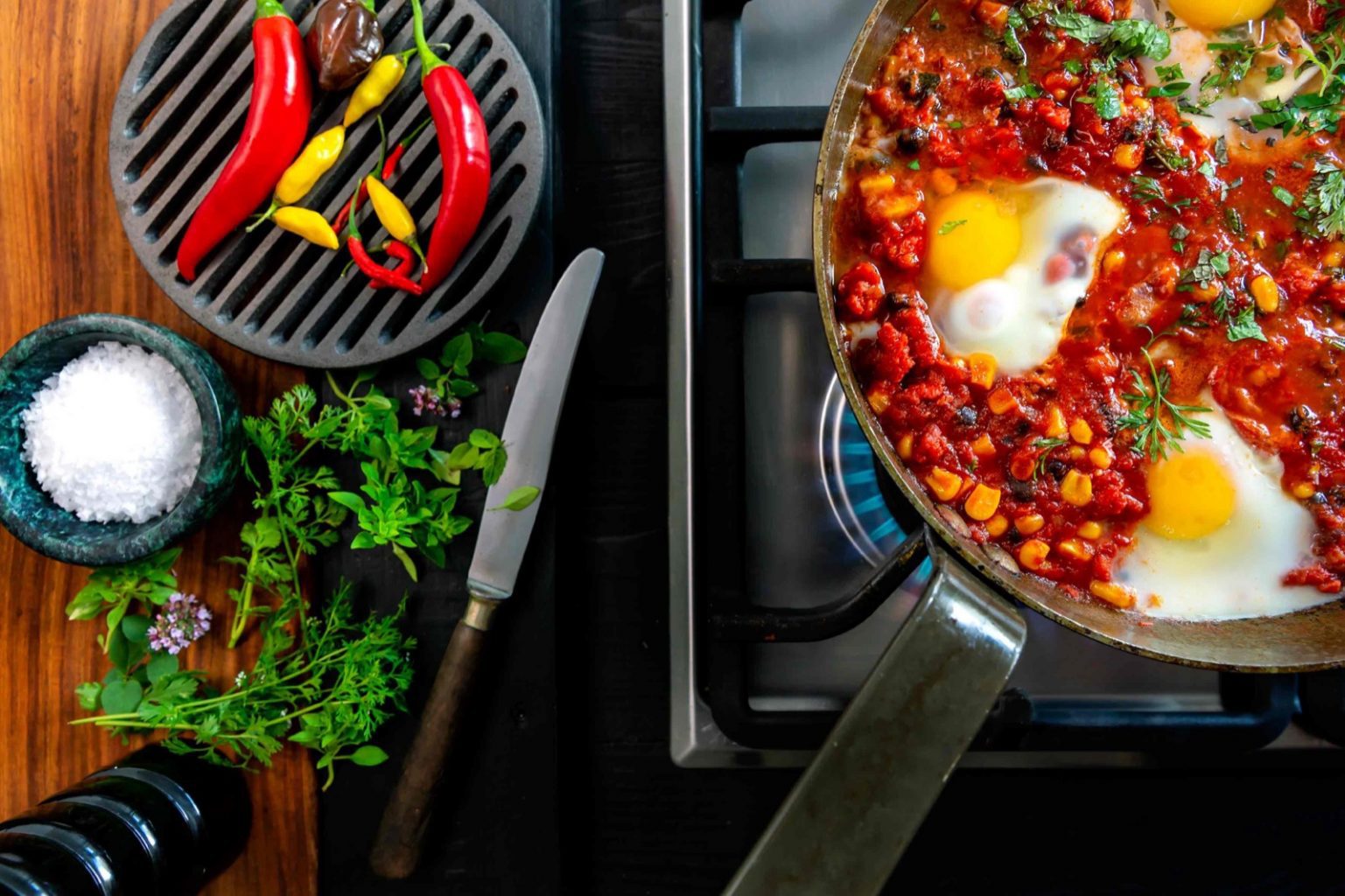 Mustapapu-chorizopata on täynnä makua! Tämä herkullinen ja nopea pata tarjoillaan kananmunien ja tuoreiden yrttien kanssa. Viimeistele Kanafondilla!