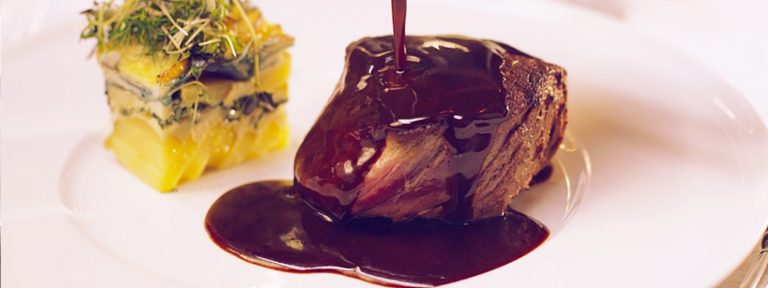 Mehevä härän tournedos tarjoillaan pinaatilla maustetun perunapaistoksen ja timjamilla viimeistellyn punaviinikastikkeen kanssa.
