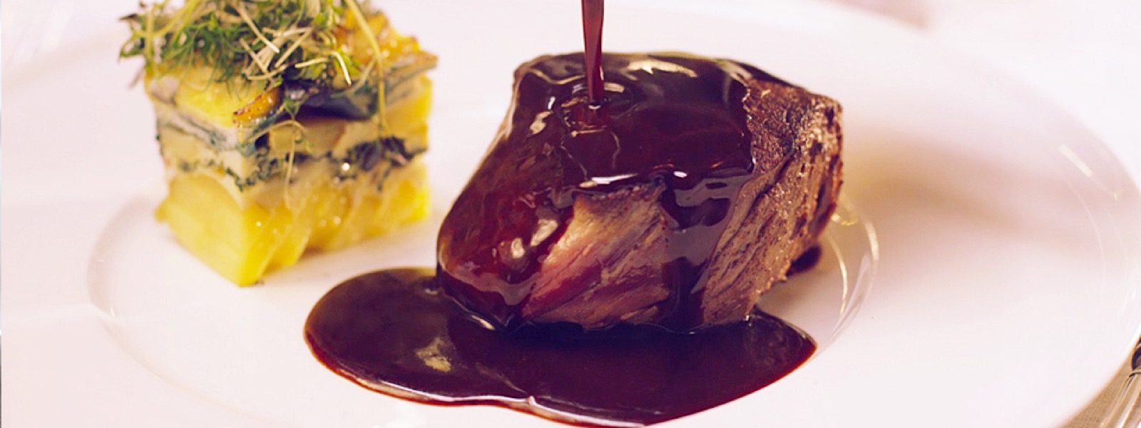 Mehevä härän tournedos tarjoillaan pinaatilla maustetun perunapaistoksen ja timjamilla viimeistellyn punaviinikastikkeen kanssa.