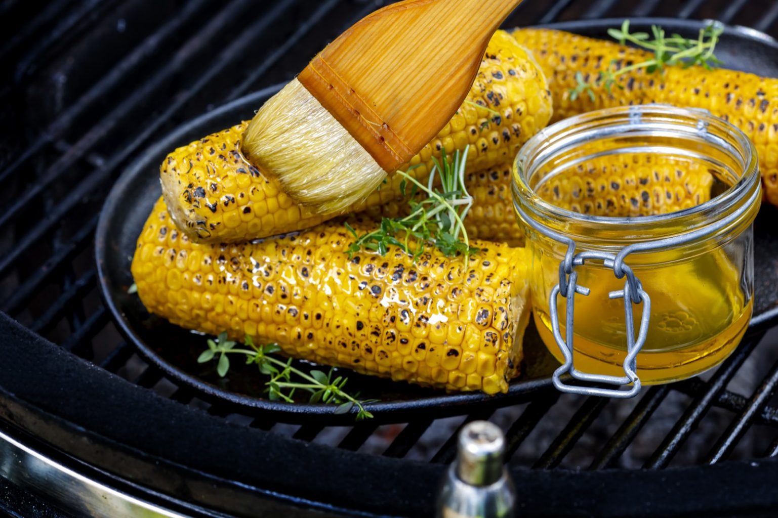 Nosta esikeitetyt maissit seuraavalle tasolle! Grillaa maissit ja viimeistele ne mahtavalla maustevoilla kesän ykkösherkuksi.