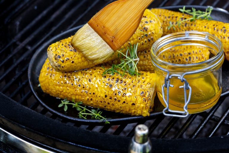 Nosta esikeitetyt maissit seuraavalle tasolle! Grillaa maissit ja viimeistele ne mahtavalla maustevoilla kesän ykkösherkuksi.