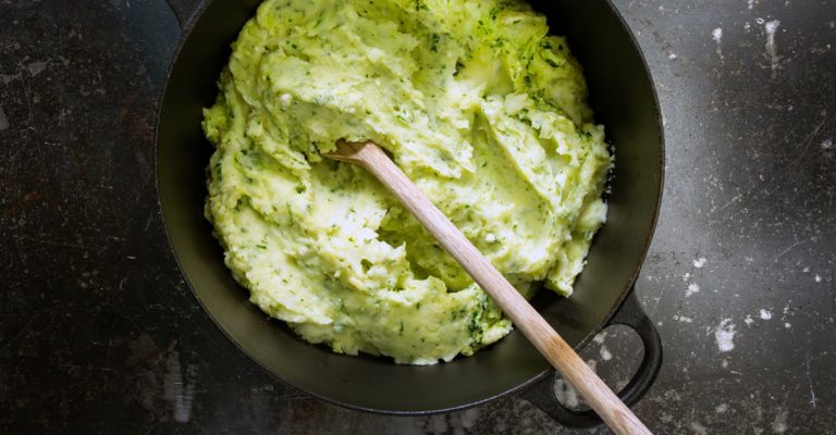 Yrttinen perunasose saa kauniin vihertävän värinsä pestosta. Viimeistele tämä helppo perunalisuke Touch of Taste Kasvisfondilla.