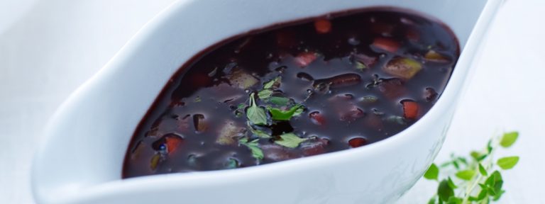 Herkullinen paprika-punaviinikastike sopii täydentämään liha-ateriaa. Kastikkeessa maistuu punaviini