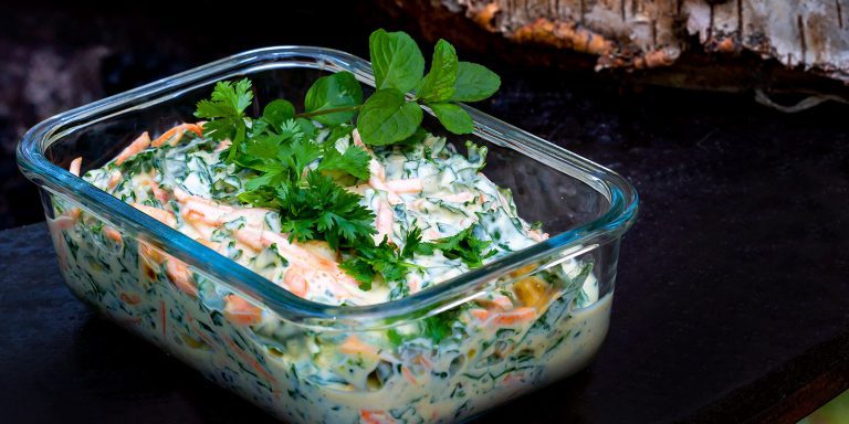 Coleslaw porkkanalla ja lehtikaalilla
