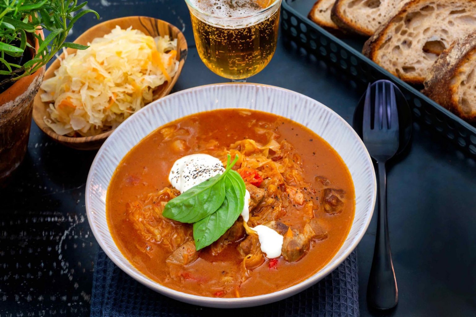 Szegedin gulassi on paprikalta tuoksuva porsaanlihasta valmistettu gulassi