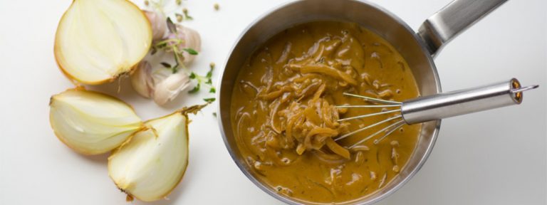 Pehmeän täyteläinen sipulikastike kruunaa paistetun lihan. Helppo ja nopea kastike maustetaan Touch of Taste Vasikanfondilla.