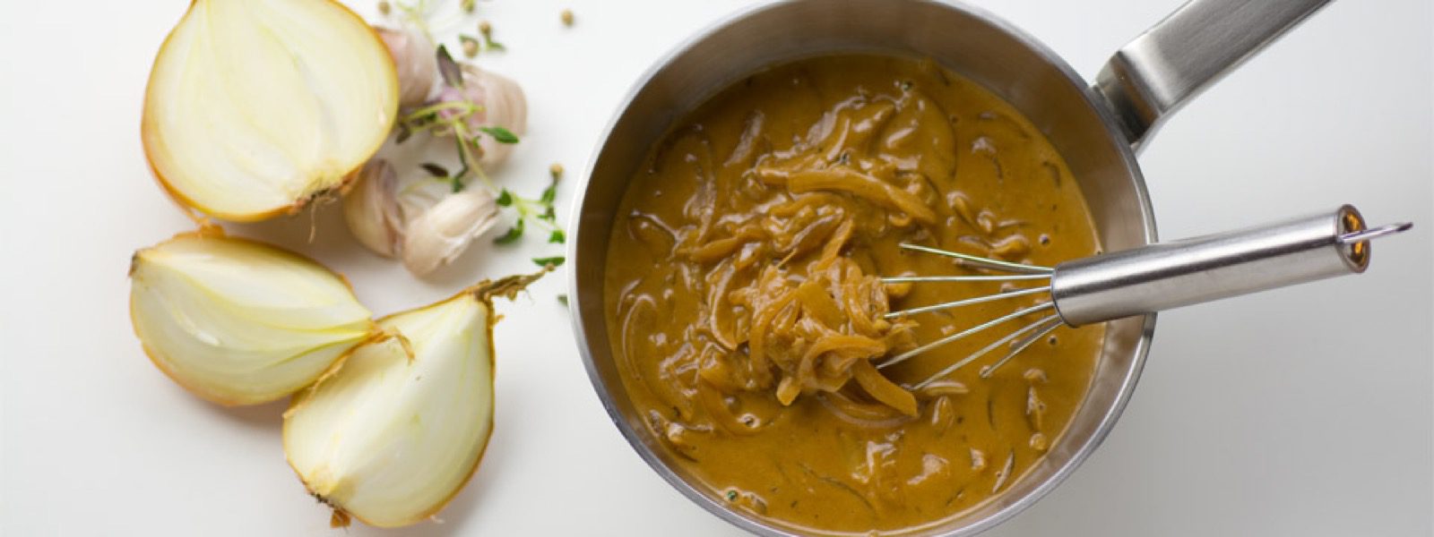 Pehmeän täyteläinen sipulikastike kruunaa paistetun lihan. Helppo ja nopea kastike maustetaan Touch of Taste Vasikanfondilla.