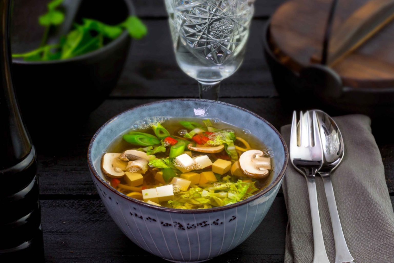 Tofu-nuudelikeiton resepti on suunniteltu yhdelle ruokailijalle. Mausta höyryävä nuudelikeitto Asian Green and Fresh -fondilla ja soijalla!