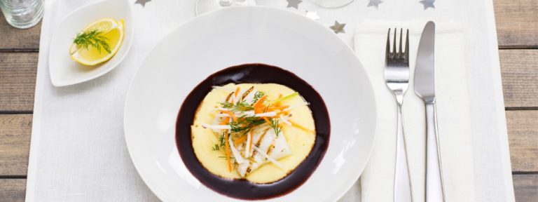 Mehevä turska tarjoillaan juhlavasti ilmavan perunasoseen ja Hummerifondilla maustetun bordelaise-kastikkeen kanssa.