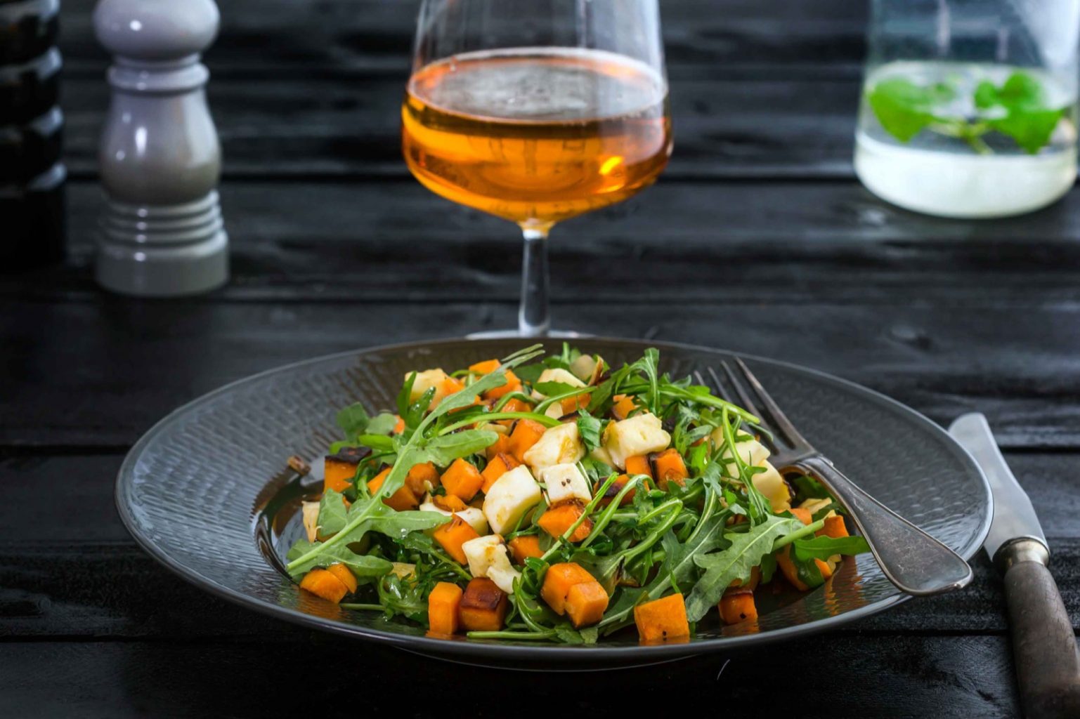 Välimeren pyttipannussa maistuu makea bataatti ja pippurinen rucola. Tämä resepti on yhdelle ruokailijalle ja sopii kasvisruokavalioon.