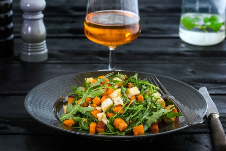Välimeren pyttipannussa maistuu makea bataatti ja pippurinen rucola. Tämä resepti on yhdelle ruokailijalle ja sopii kasvisruokavalioon.